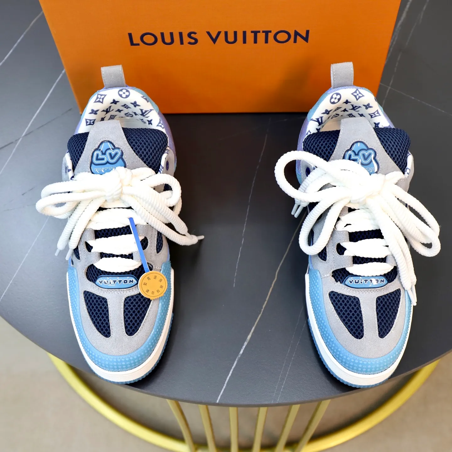Ex-factory price: 860💰LV Couple👫Louis Vuitton TRAINER sneakers classic Louis Vuitton men's artistic director Virgil Abloh picked inspiration to create this LV Trainer sneaker. Yingze crystal inlays present a colorful effect. VS can be matched with two gorgeous effect colors. The LV letter logo badge on the tongue is gorgeous and noble. The LV letter is decorated on the side. The outsole is decorated with a Monogram flower pattern. It shows the trend of elegance and nobility! Men's and women's models: 35-46